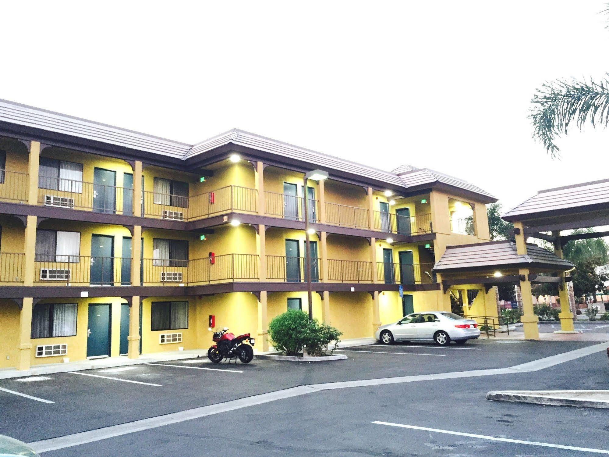Simply Home Inn & Suites - Riverside Exterior foto